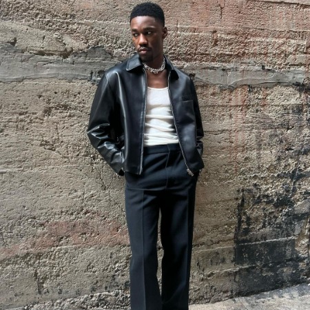 The singer-songwriter Giveon stands 5 feet 9 inches tall.